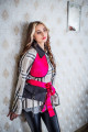 "KABÁT BURBERRY IN PINK STYLE" P 73 - zajímavě tvarovaný plášť s originálním tiskem Burberry, v kombinaci s ostrou růžovou a zlatými knoflíky, vel. M - L