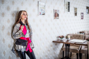 "KABÁT BURBERRY IN PINK STYLE" P 73 - zajímavě tvarovaný plášť s originálním tiskem Burberry, v kombinaci s ostrou růžovou a zlatými knoflíky, vel. M - L