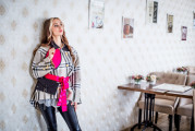 "KABÁT BURBERRY IN PINK STYLE" P 73 - zajímavě tvarovaný plášť s originálním tiskem Burberry, v kombinaci s ostrou růžovou a zlatými knoflíky, vel. M - L