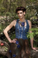 "KOKTEJLKY BLUE LEATHER" P61 - šaty z pravé kůže se stříbrným tiskem a hedvábného šanžánového taftu, pošité textilními květy, vel. S - M