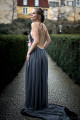 Šaty "MAXI GREY DRESS" P 229 - šaty maxi střihu bz zad z hedvábného vrstveného šifónu a neoprenového opasku, zdobené sponou s hroty, vel. XS - XL
