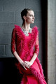 Dlouhé společenské šaty "RED FUR" P126 - příjemné splývavé šaty s aplikací z ECO kožešiny a krajkou na rukávech, vel. XS - XL