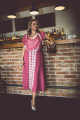 ŠATY LETNÍ PINK P353 - z hedvábného šifónu ve dvou odstínech růžové, zlatě obšité s krajkovou ozdobou, vel. L-XL